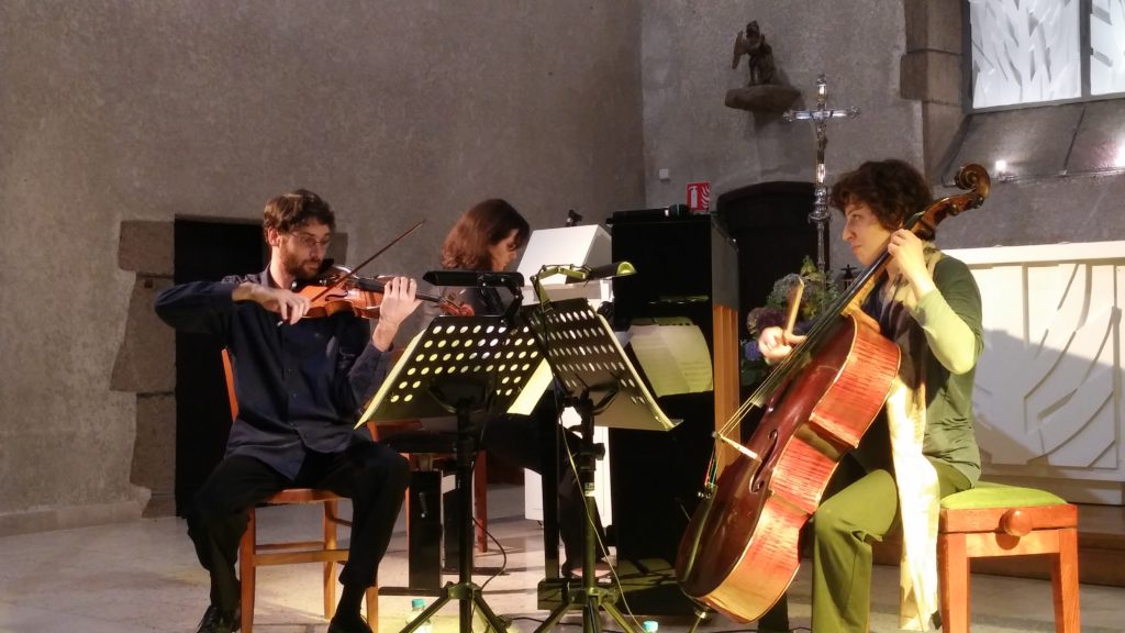 Léa Besançon (violoncelle), Corentin Sauvager (violon) et Betty Wendremaire (piano)