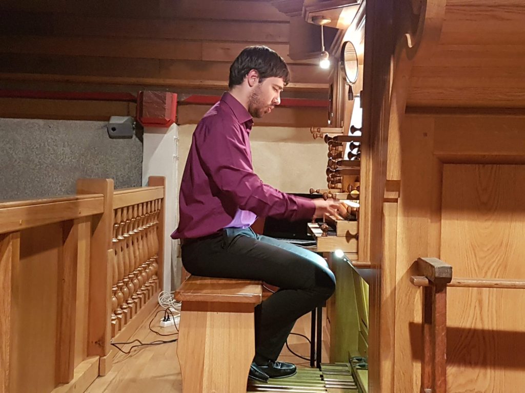Pierre Queval à l'orgue de Chantepie pendant le Ciné-Concert