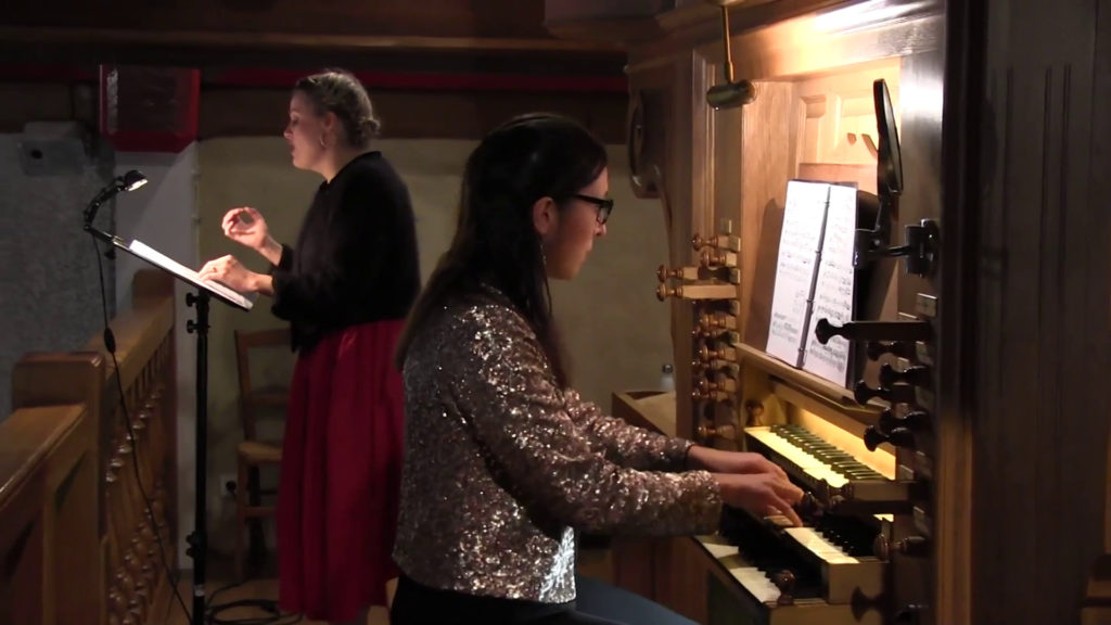 Pauline Rinvet et Coralie Amedjkane pendant le concert
