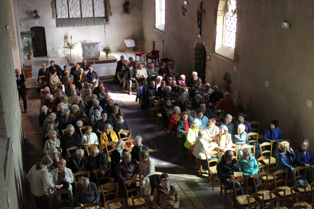Le public s'installe avant le concert chant et orgue